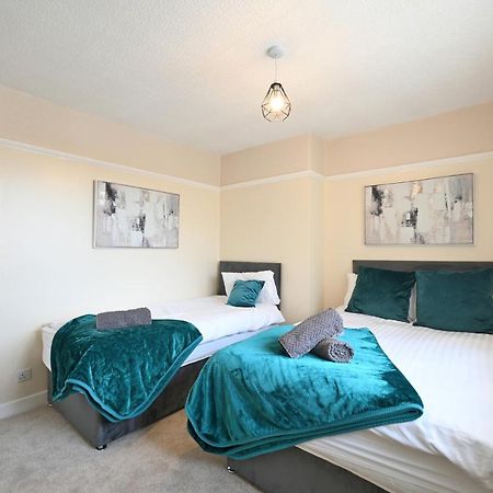 Sleek And Stylish 3 Bed In Bolton - Garden - Parking Villa Luaran gambar