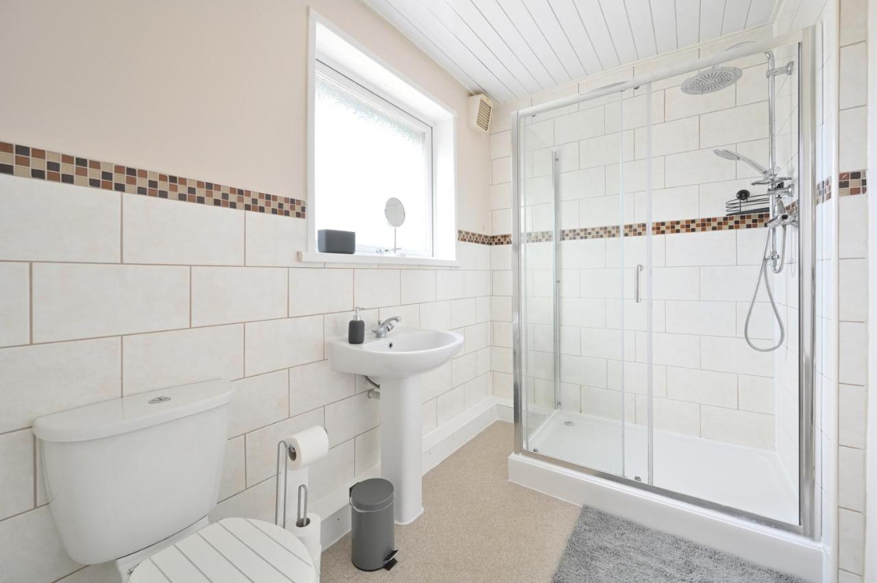 Sleek And Stylish 3 Bed In Bolton - Garden - Parking Villa Luaran gambar