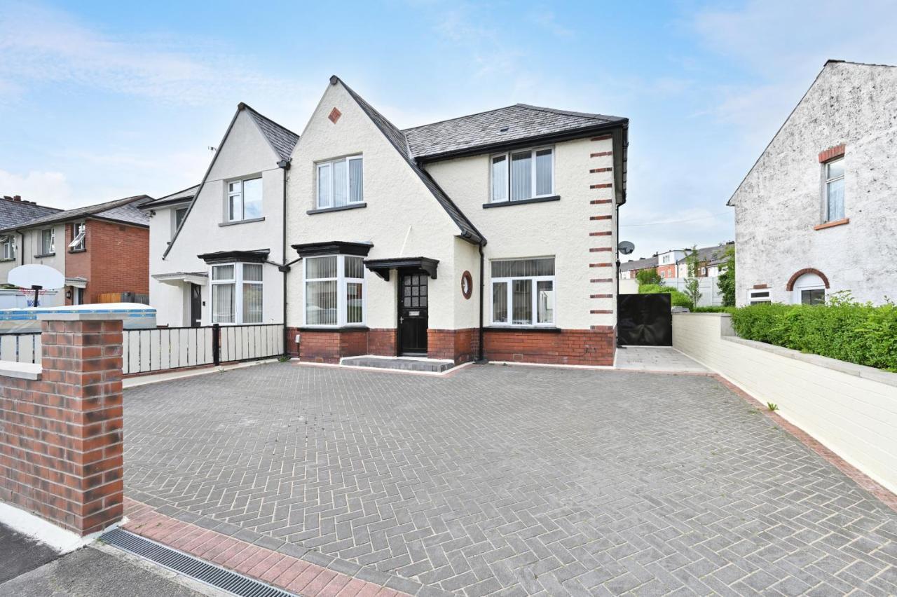 Sleek And Stylish 3 Bed In Bolton - Garden - Parking Villa Luaran gambar