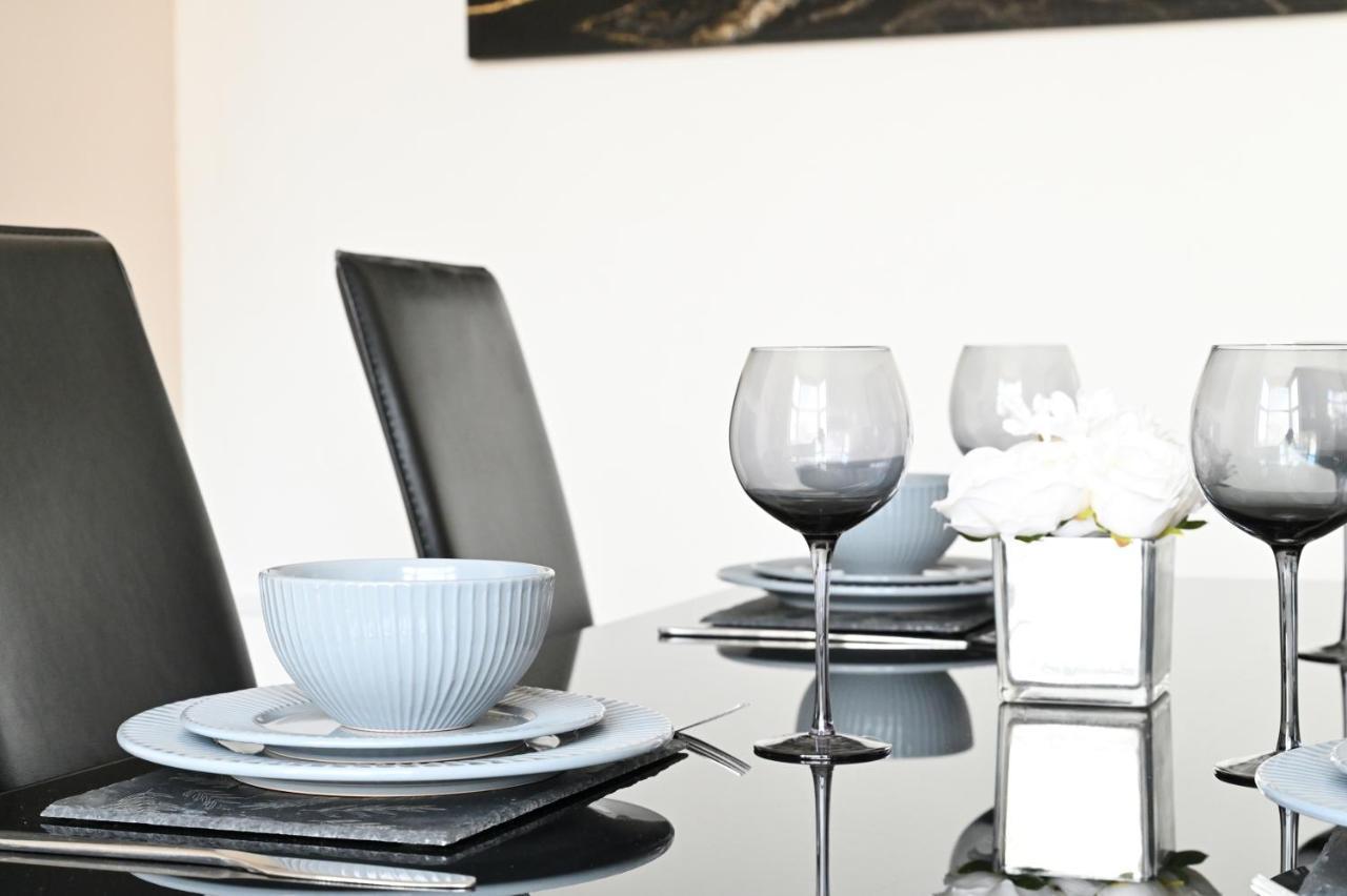 Sleek And Stylish 3 Bed In Bolton - Garden - Parking Villa Luaran gambar