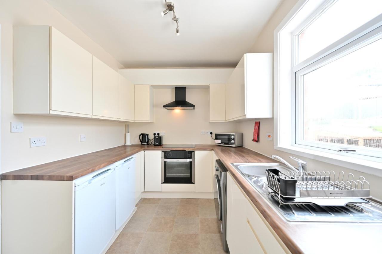 Sleek And Stylish 3 Bed In Bolton - Garden - Parking Villa Luaran gambar