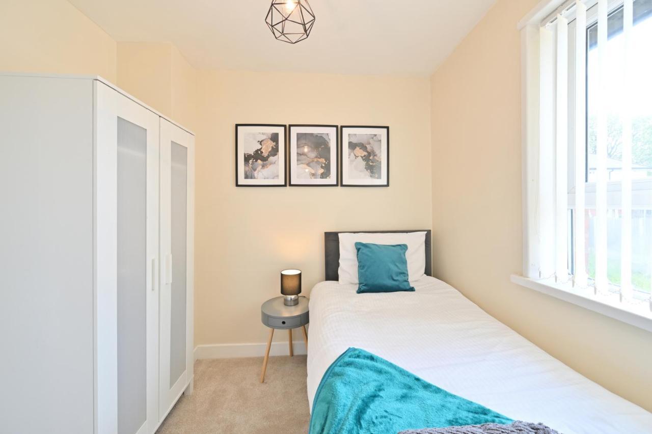 Sleek And Stylish 3 Bed In Bolton - Garden - Parking Villa Luaran gambar